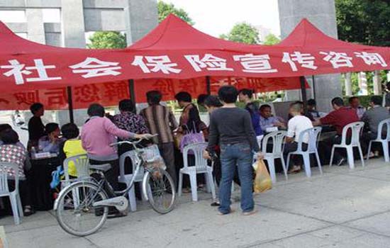 三台县社保局“借台唱戏” 大力宣传社保政策