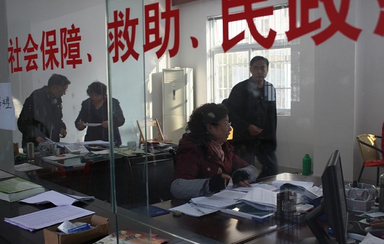 人社部:尽快启动医疗保险专项动态调整 减轻患者负担
