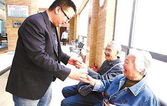 老人办社保年审被抬上三楼后续:窗口现已搬到一楼