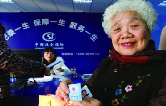 破解老人社保年审难 当加快“以技术换便利”