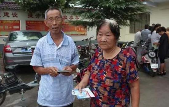 郑州76岁老人社保卡不能用奔波一年 记者陪办4个小时解决